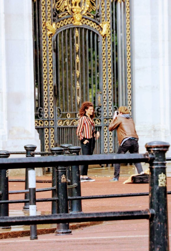 a photographer and his model outside the Canada gates in front of BUckingham Palace