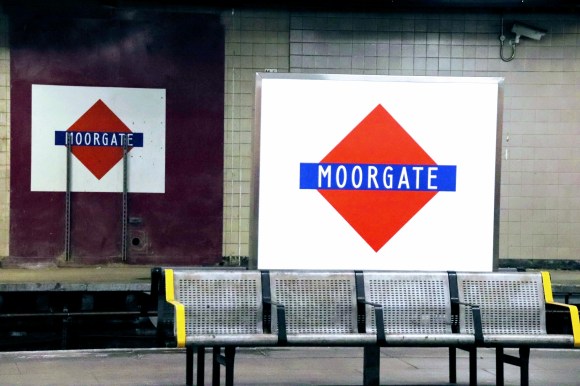 Colour: red diamond with a blue rectangle through the middle with white letteringn 'Moorgate'
