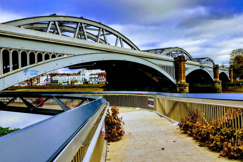 Coddiwompling along the Thames #003 – Barnes Railway &&nbsp;Footbridge